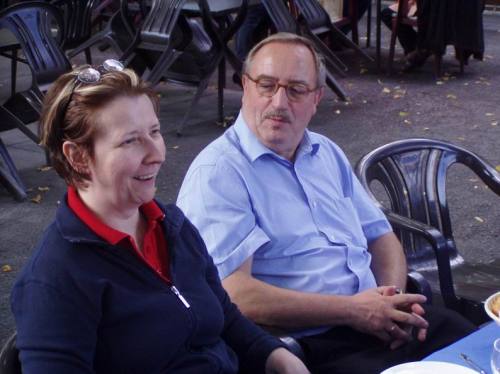 Ein Mann und eine Frau an einem Tisch.