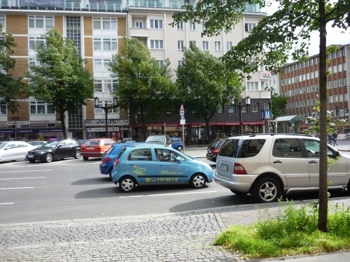 Eine breite, verkehrsreiche, innerstädtische Straße