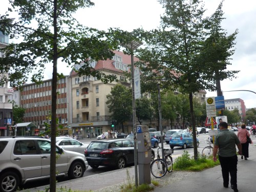 Eine verkehrsreiche Großstadtstraße