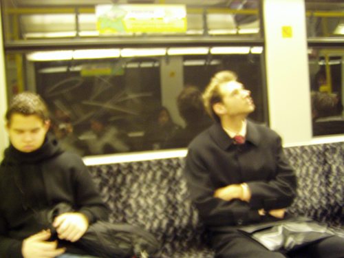 Zwei in der U-Bahn sitzende Passagiere.