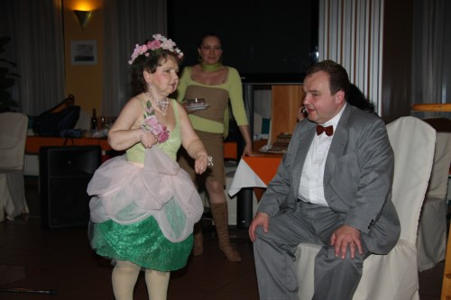 Eine Frau in einem blumengeschmückten Kleid