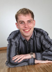 Ein Junger Mann, der uns offen anlacht