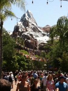Das Modell eines schneebedeckten Berges in einem Freizeitpark
