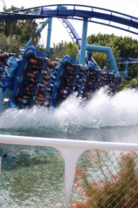 Eine Achterbahn in Bewegung