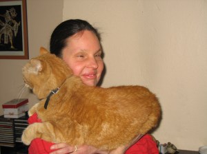 Eine Frau mit großer, roter Katze