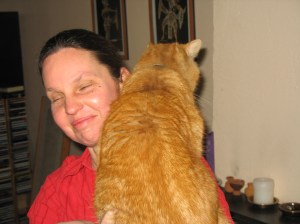 Eine Frau mit großer, roter Katze