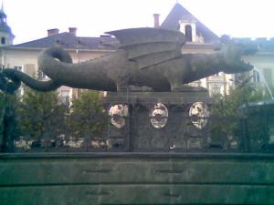 Eine wasserspeiende Drachenskulptur