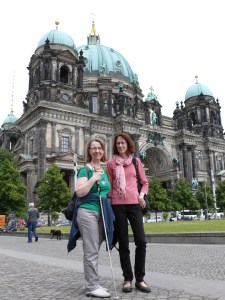 Zwei Frauen vor dem Berliner Dom