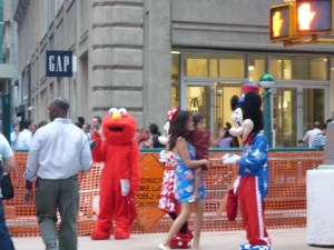 Straßenszene in New York mit Menschen in Comic-Figuren-Kostümen