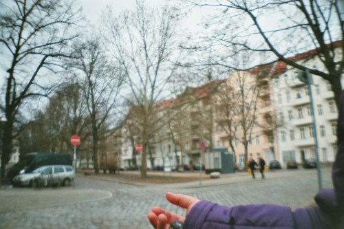 Eine Hand vor einer Wohnstraße
