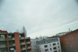 moderne Hochhäuser unter einem weiten Himmel