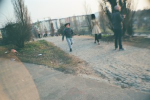 Eine Weggabelung in einem Park mit einigen Passanten