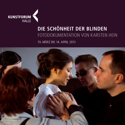 Die Infokarte zur Ausstellung zeigt unser Titelbild. In der Mitte steht eine schöne Frau, umringt von zwei Frauen und zwei Männern. Sie steht im Seitenprofil nach rechts, mit etwas gesenktem Kopf. Ihre langen Haare sind am Hinterkopf hochgenommen und locker festgesteckt. Die Augen sind geschlossen. Sie lächelt mit  leicht geöffneten Lippen. Sie trägt ein weißes Kleid mit kurzen Ärmeln. Zwei Männer vor ihr und zwei Frauen hinter ihr tasten behutsam an ihrer rechten Schulter, dem Ausschnitt, dem Kragen ihres Kleides und dem Rücken. Eine fast meditative Ruhe geht von dieser Szene aus. (Beschreibung von Aljoscha Khairetdinov)