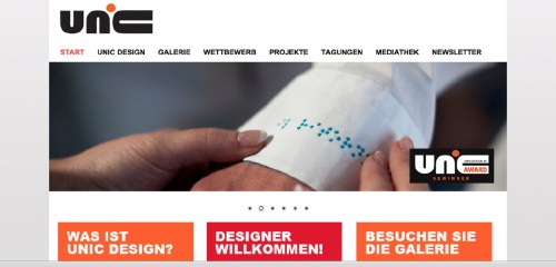 Frauenhände ertasten die Punktschrift auf einem weißen Oberhemd