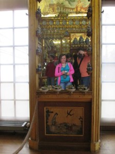 Ein mann und eine Frau fotografieren in einen alten Spiegel 