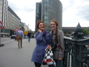 Zwei Frauen, an ein Brückengeländer gelehnt. 