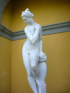 Eine weibliche Statue aus weißem Stein