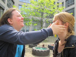 Eine Frau betastet das Gesicht einer anderen