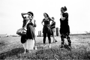 Eine blinde Fotografin und drei Studentinnen auf einer weiten Ebene.