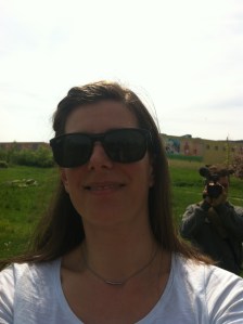 Porträt einer braunhaarigen Frau mit Sonnenbrille