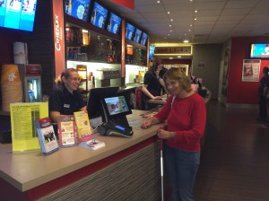 Barbara an der Kinokasse