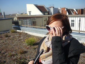 Meike mit Siljas Sonnenbrille und Stock