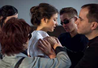 Titelbild Schönheit der Blinden: Eine schöne Frau, umgeben von vier Menschen die vorsichtig ihr Kleid betasten.