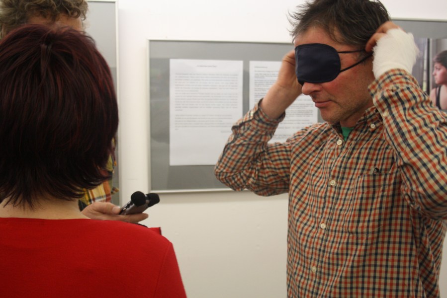 Ein Mann im karierten Hemd setzt sich eine Schlafbrille auf