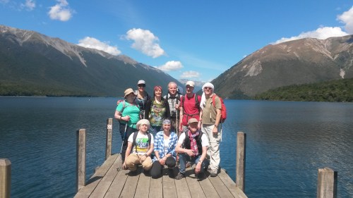Gruppenbild auf einem Steg am Wasser