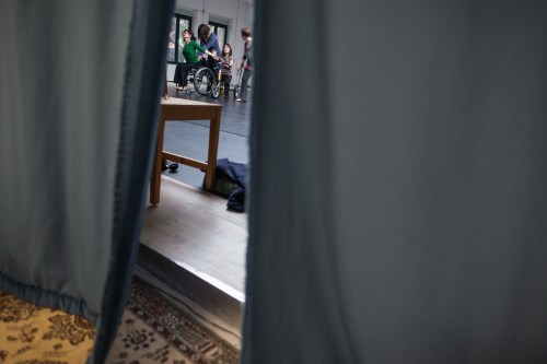 Tanzende mit und ohne Rollstuhl