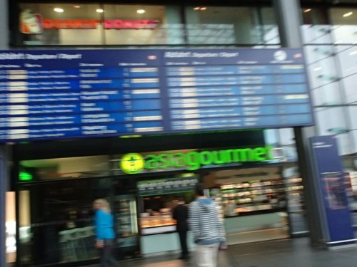 verschwommene Anzeigetefel im Berliner HBF