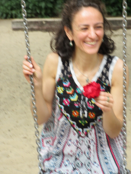 die selbe junge Frau auf einer Schaukel sitzend