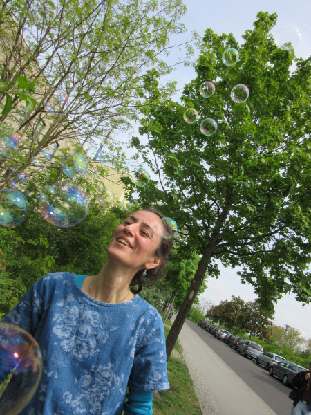 Eine junge Frau bläst Seifenblasen