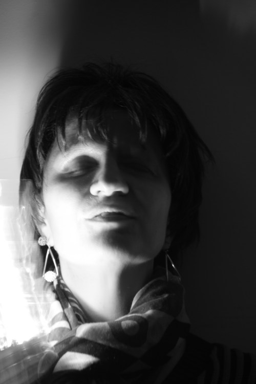 Schwarz-Weiß Fotografie einer Frau im Halbschatten