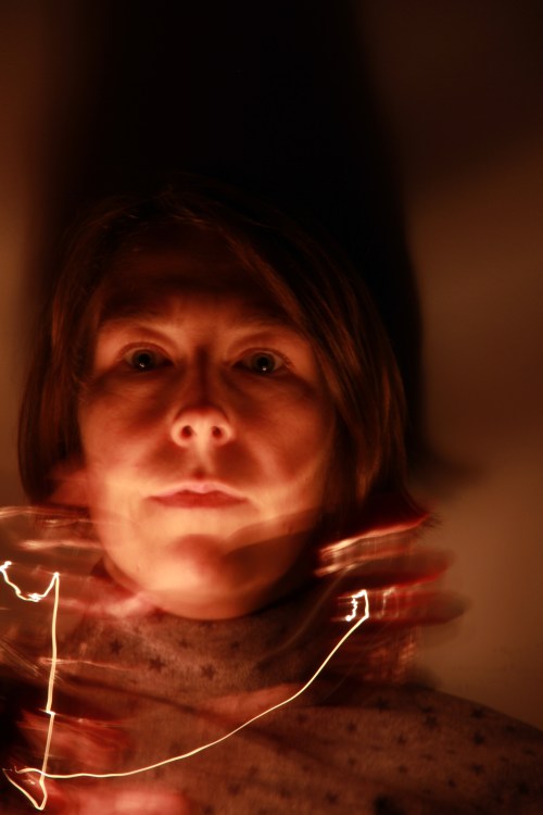 Person im rötlichen Halbschatten