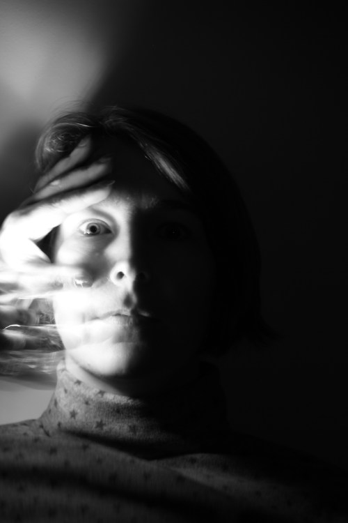 Frau im Halbschatten und Hand