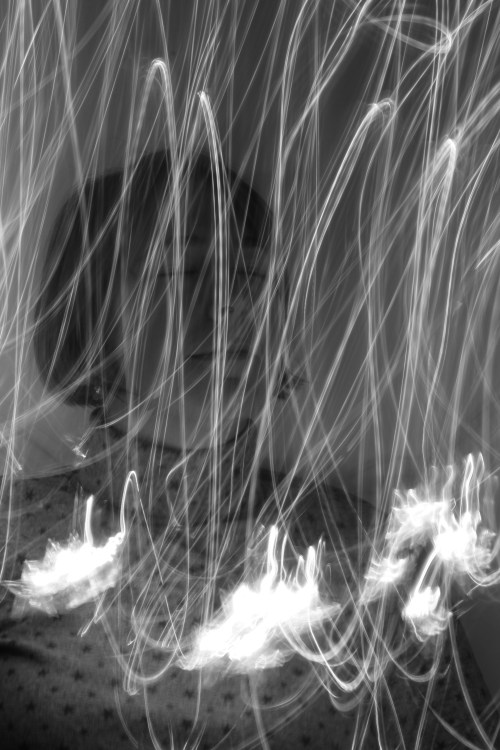 Lichtgebilde mit Frau im Hintergrund