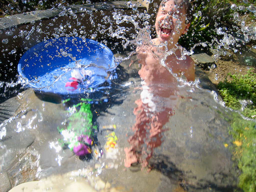 Ein kleiner Junge im Planschbecken