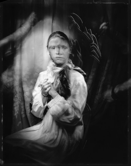 Andächtig sitzende junge Frau