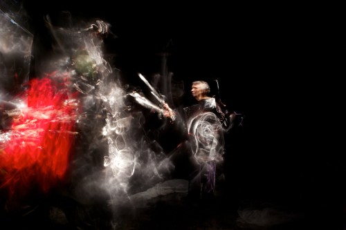 Eine geisterhaft beleuchtete Frau atakiert eine Lichtquelle mit einem Schwert.