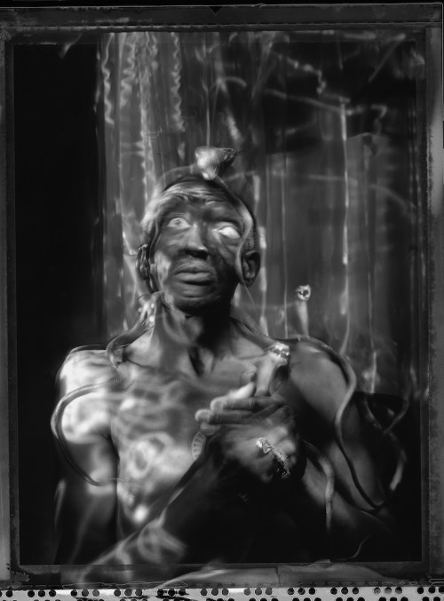 Ein Dunkelhäutiger Mann mit Lichtschlangen