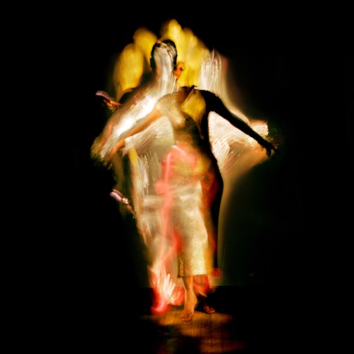 Lichtgestalten vor dunklem Hintergrund