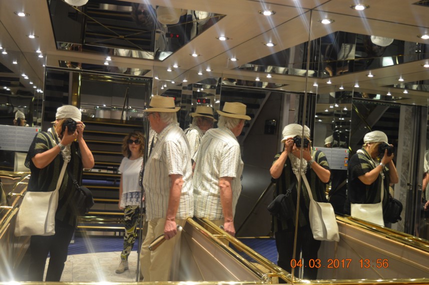 Ein Mann und eine Frau mehrfach gespiegelt